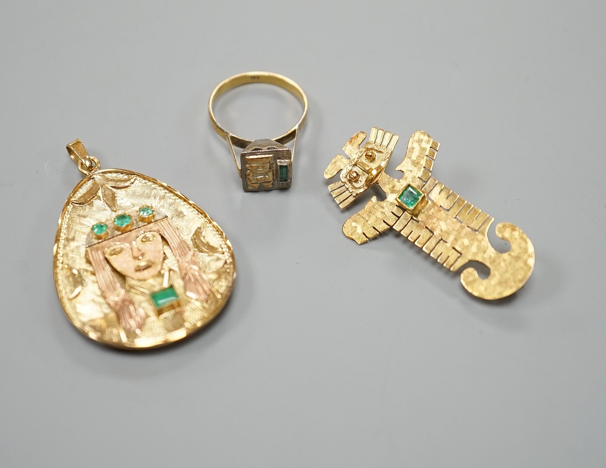 A South American 18k yellow metal and emerald set pendant, 39mm, a similar gem set brooch and ring